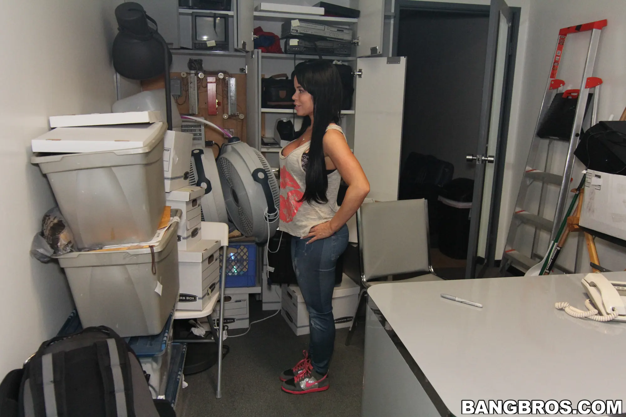 Bangbros 'Un tratamiento facial para Nikki' protagonizando Nikki Delano (foto 12)