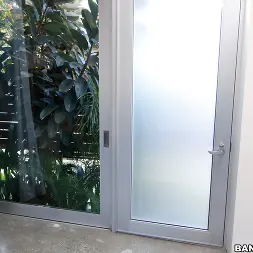 Nina North en 'Bangbros' gets rubbed on all her sore spots (Miniatura 1)