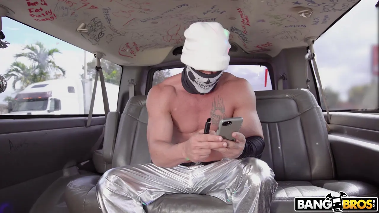 Opal Essex en 'La raver Opal se sube al autobús para follar' from 'Bangbros' (foto 17) Bangbros 'La raver Opal se sube al autobús para follar' protagonizando Opal Essex (foto 17)