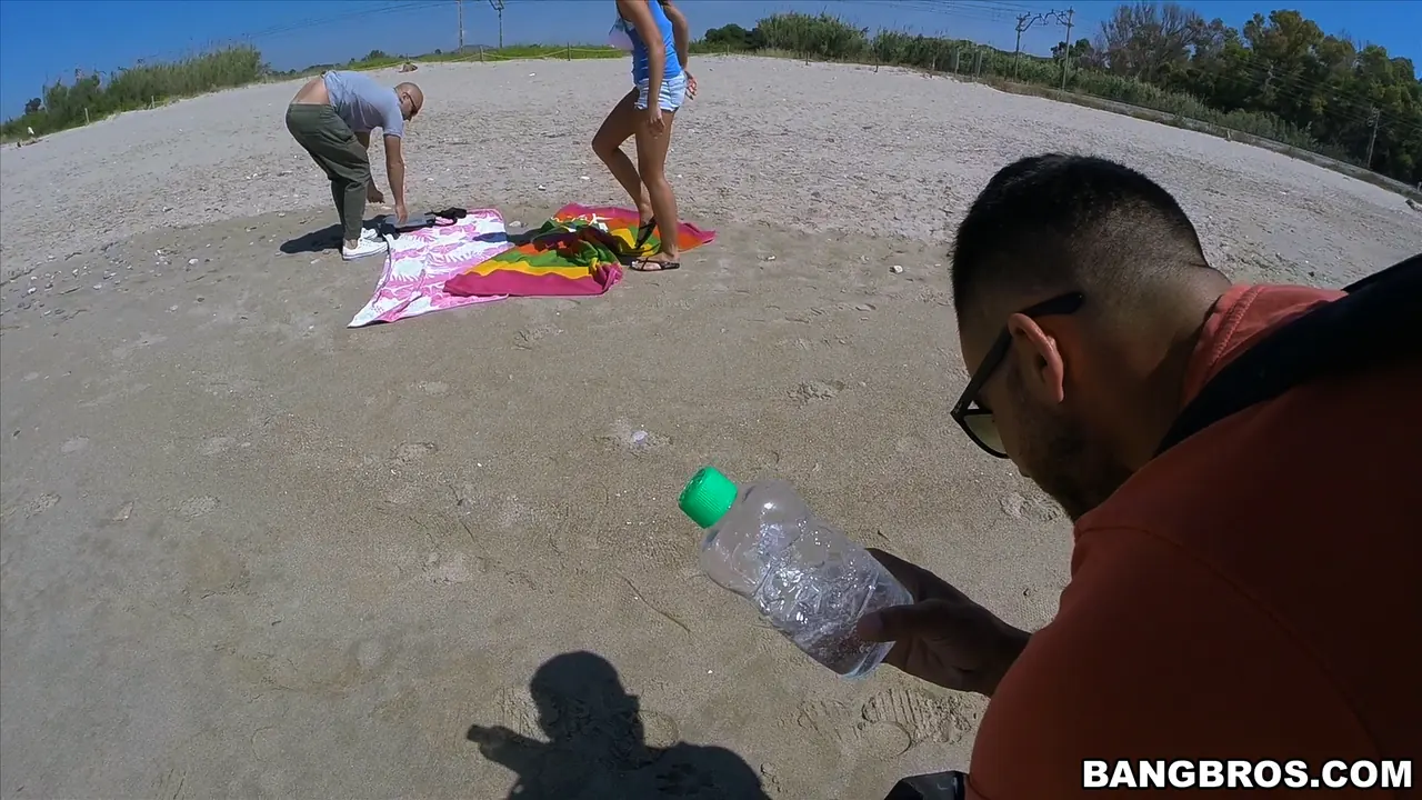 Bangbros 'Follando en la playa nudista!' protagonizando Patty Michova (foto 81)