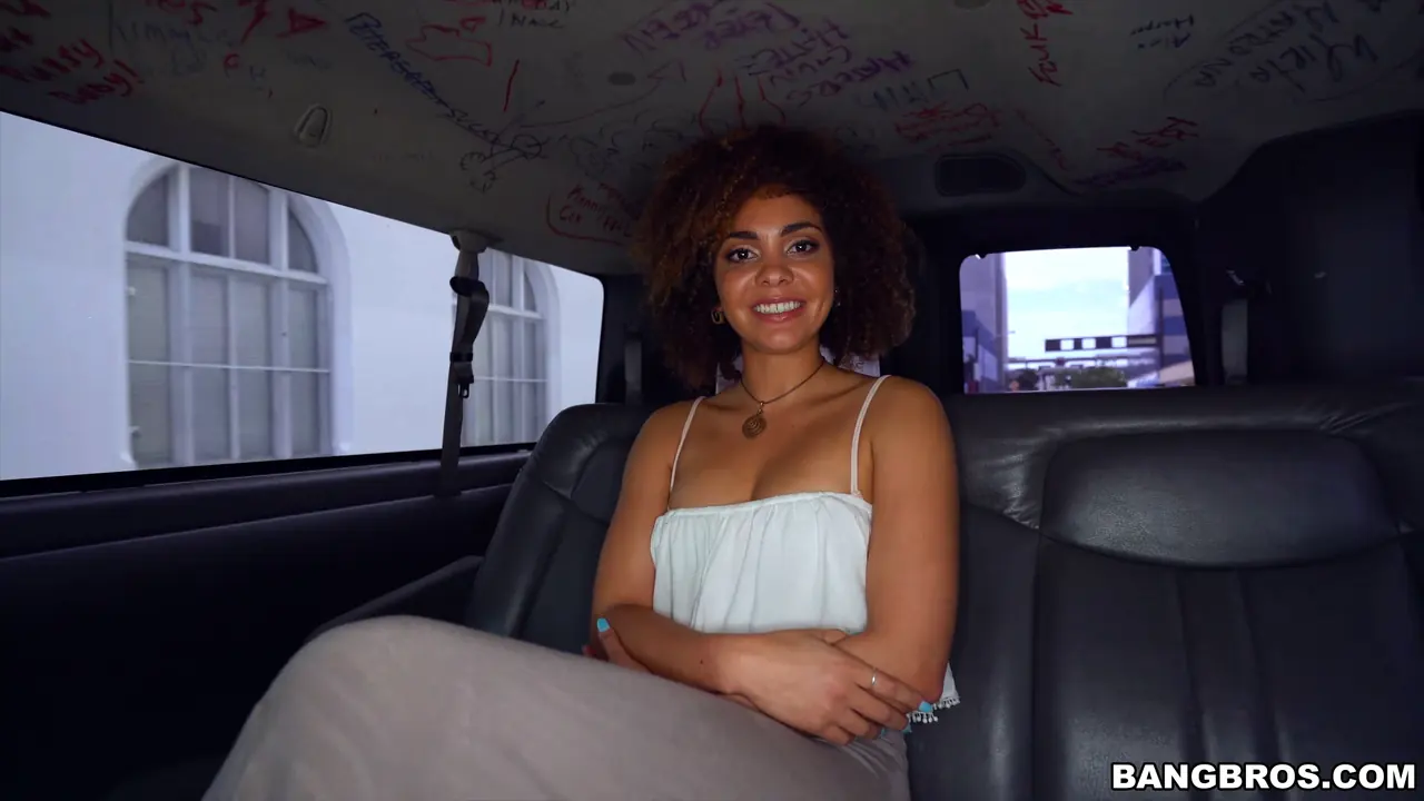 Bangbros 'Payton obtiene una gran oportunidad en el autobús' protagonizando Payton Banks (foto 198)