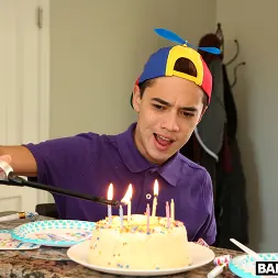 Reagan Foxx en 'Bangbros' MILF caliente para su cumpleaños (Miniatura 110)