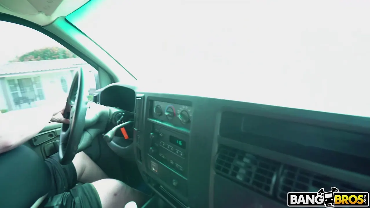 Bangbros 'Novia infiel folla por dinero' protagonizando Reyna DeLaCruz (foto 1)