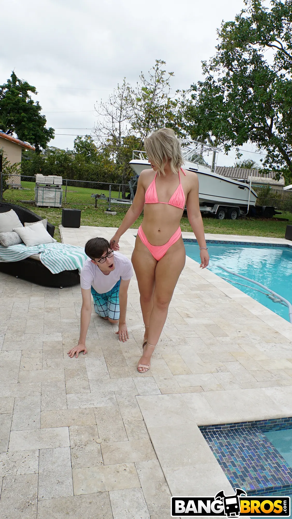 Rharri Rhound en 'Creampie después de espiar un gran trasero jugoso' from 'Bangbros' (foto 442) Bangbros 'Creampie después de espiar un gran trasero jugoso' protagonizando Rharri Rhound (foto 442)