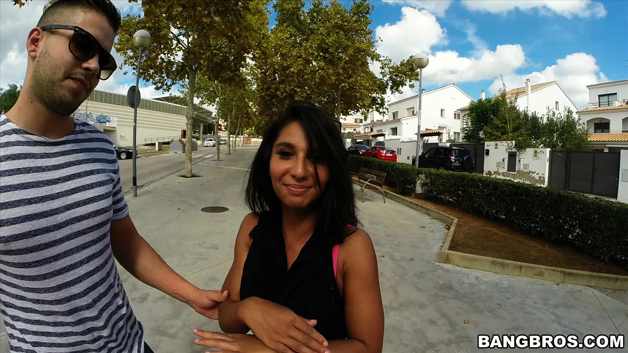 Bangbros 'Follando a una pequeña amateur en público' protagonizando Ria Rodriguez (foto 58)