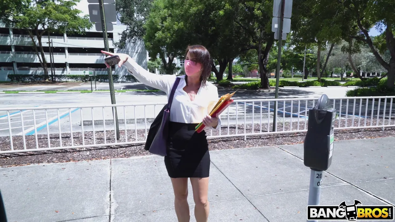 Bangbros 'Abogado pervertido folla por dinero' protagonizando Riley Jacobs (foto 1)