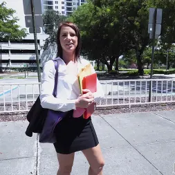 Riley Jacobs en 'Bangbros' Abogado pervertido folla por dinero (Miniatura 60)