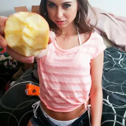 Riley Reid en 'Bangbros' A la pequeña Riley Reid le encantan las pollas negras grandes (Miniatura 77)
