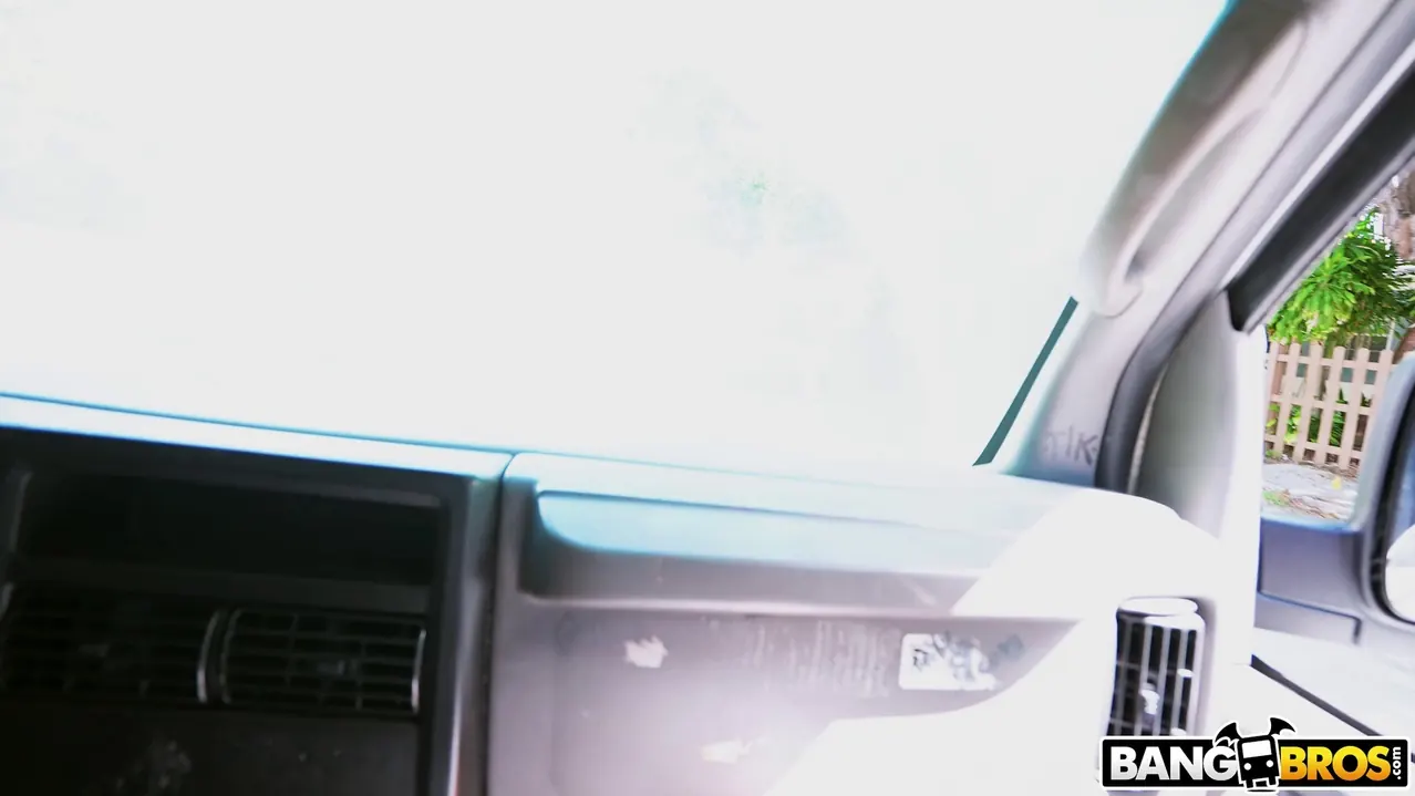 Bangbros 'Si me muestras el tuyo' protagonizando Riley Reign (foto 1)