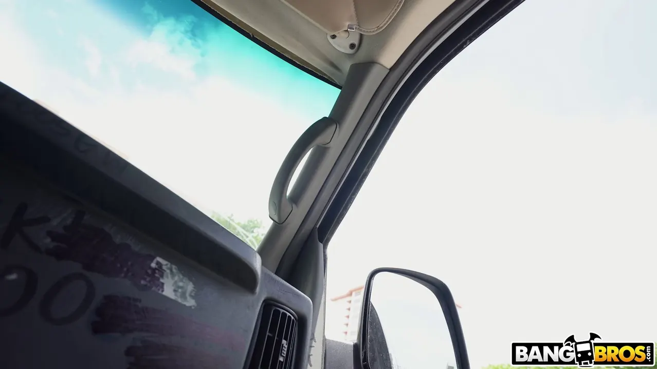 Bangbros 'Apenas 18 años en el autobús' protagonizando Rissa May (foto 1)