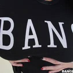 Romi Rain en DE VUELTA por más tarta de crema (foto 27) Romi Rain en 'Bangbros' DE VUELTA por más tarta de crema (Miniatura 27)