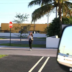 Roxii Blair en 'Bangbros' Chica rockera follada en el autobús (Miniatura 990)