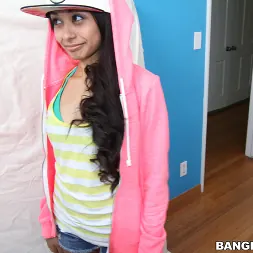 Ruby Rayes en 'Bangbros' Latina pequeña recibe una gran polla negra perforada (Miniatura 6)