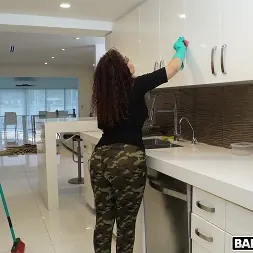 Samantha Rose en 'Bangbros' Una criada gordita toma una polla (Miniatura 31)