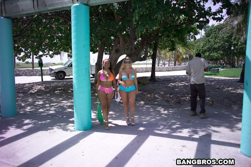 Bangbros '¡Buenos tiempos!' protagonizando Sara Jay (foto 1)