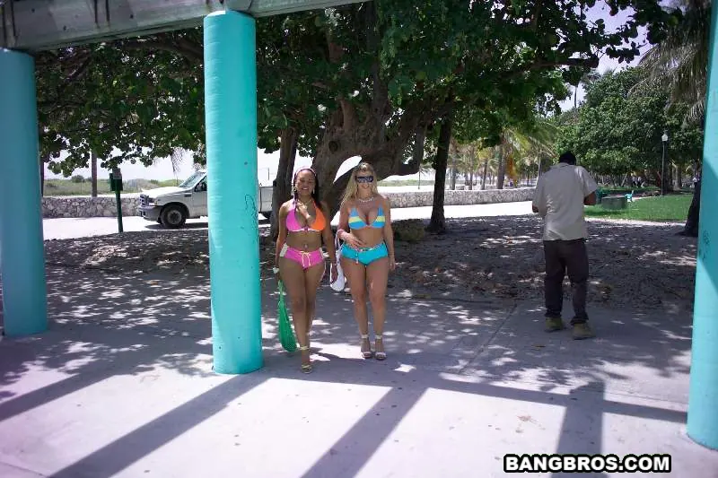 Sara Jay en '¡Buenos tiempos!' from 'Bangbros' (foto 1) Bangbros '¡Buenos tiempos!' protagonizando Sara Jay (foto 1)