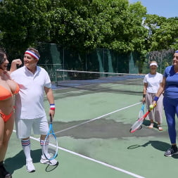 Sarah Arabic en 'Bangbros' Juego de tenis familiar cachonda (Miniatura 92)