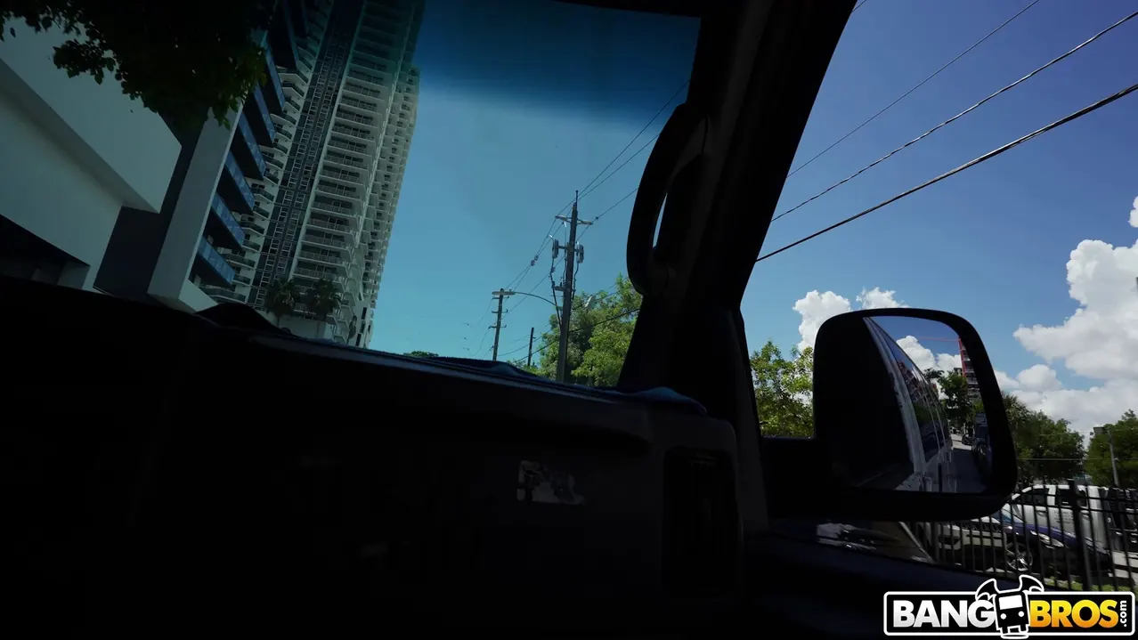 Bangbros 'Dejado bajo la lluvia' protagonizando Sawyer Cassidy (foto 1)