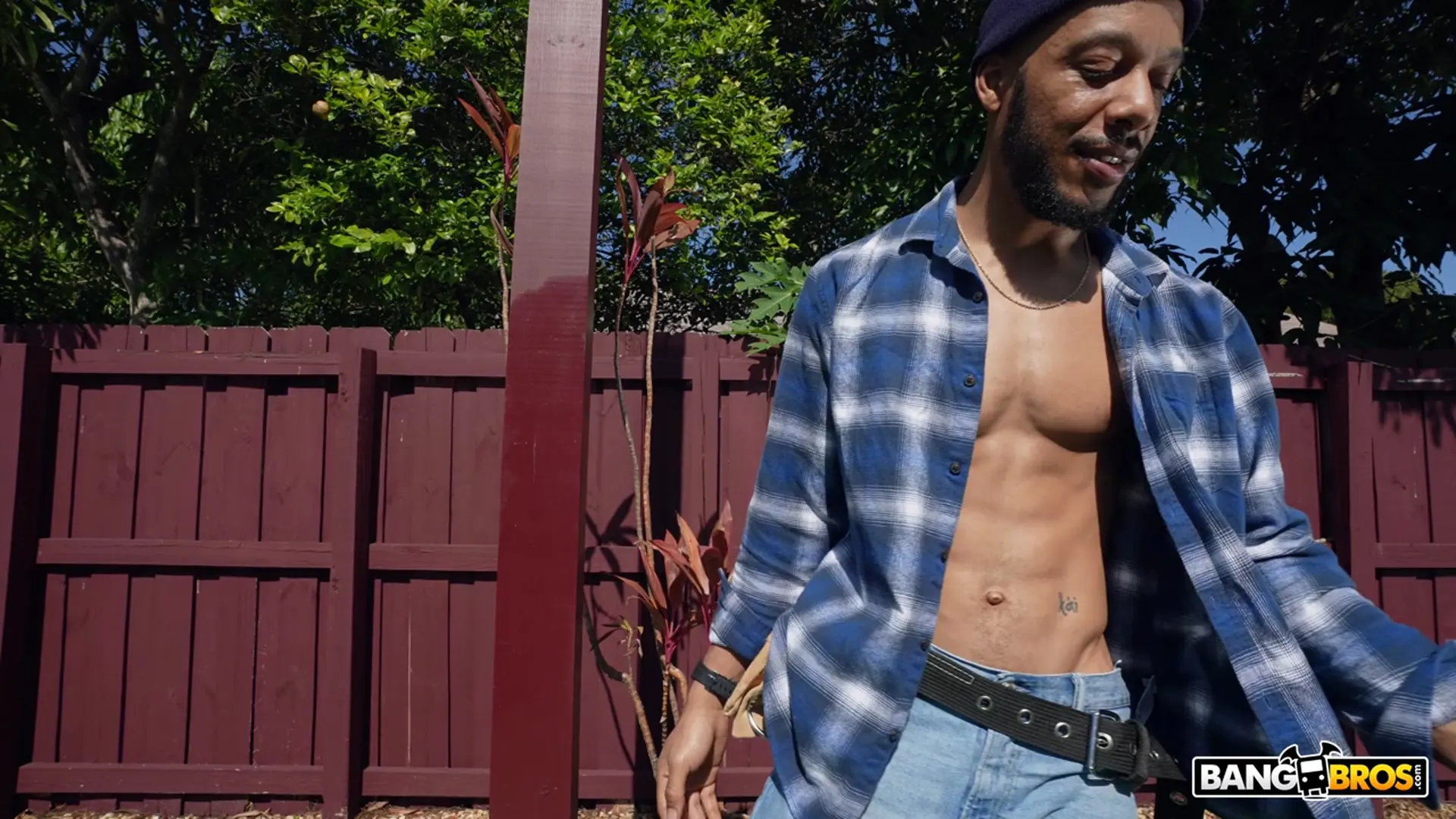 Bangbros 'Fucks the Handyman While Her Husband is Out' protagonizando Selina Garcia (foto 104)