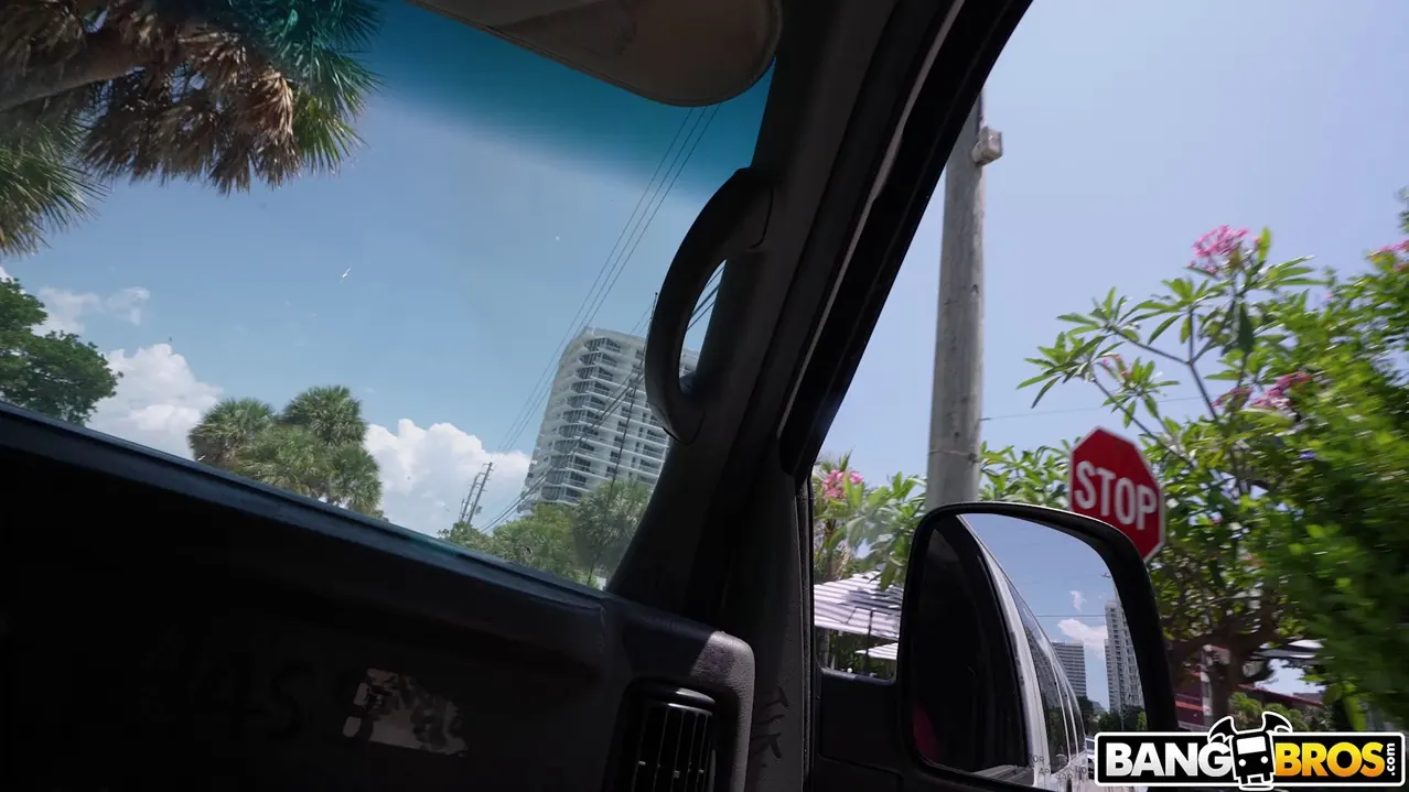 Serena Salgot en 'Autobús monstruo' from 'Bangbros' (foto 1) Bangbros 'Autobús monstruo' protagonizando Serena Salgot (foto 1)