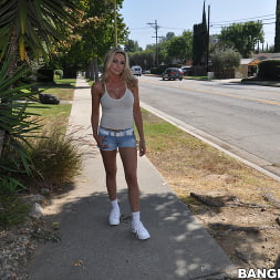 Sindy Lange en 'Bangbros' Mirando a la MILF de al lado (Miniatura 1)