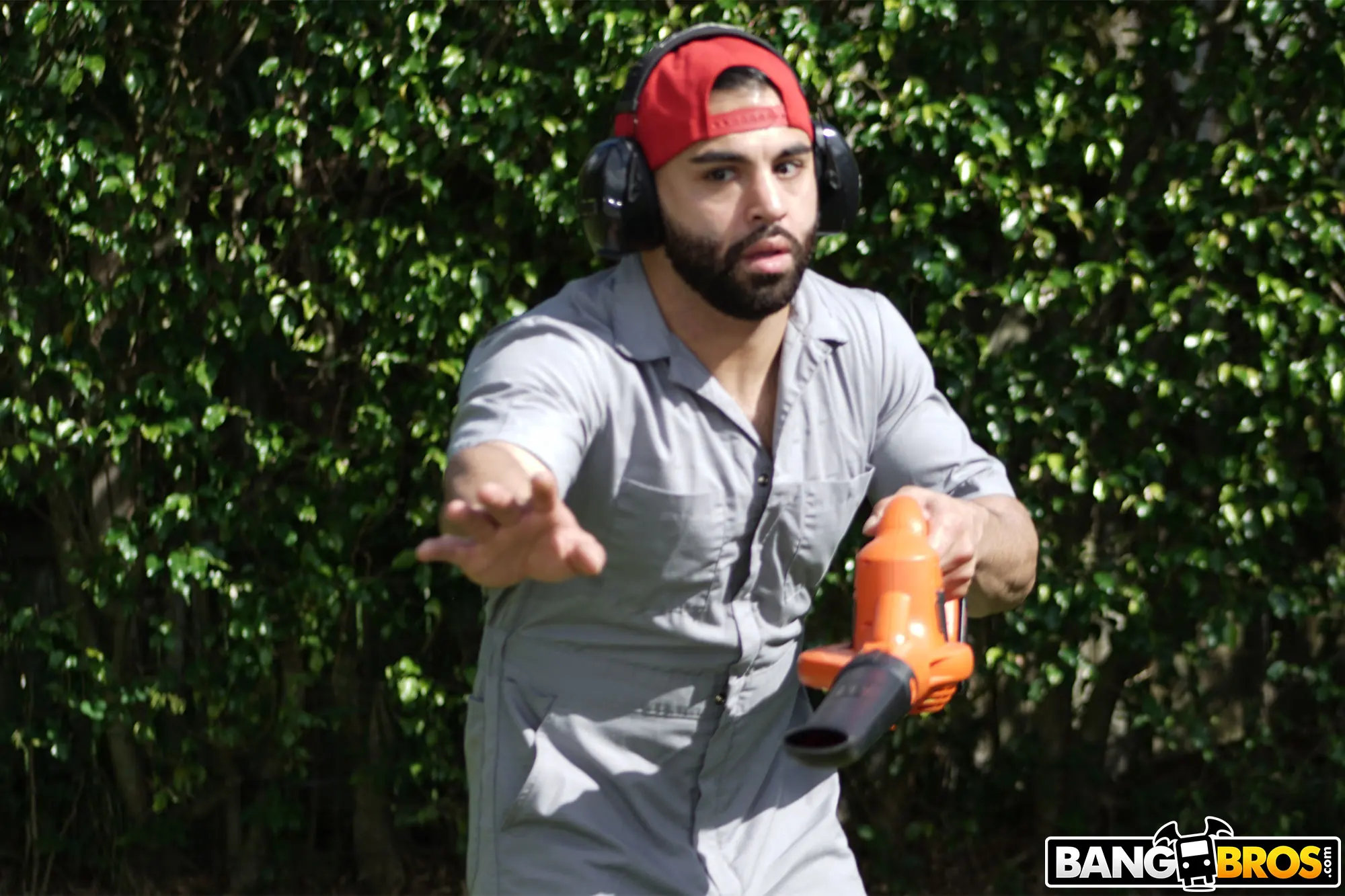 Skyla Novea en 'Ama de casa tetona se folla al jardinero' from 'Bangbros' (foto 238) Bangbros 'Ama de casa tetona se folla al jardinero' protagonizando Skyla Novea (foto 238)