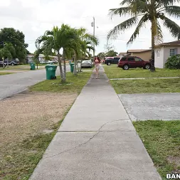 Skyla Novea en 'Bangbros' Skyla da una mano amiga (Miniatura 1)