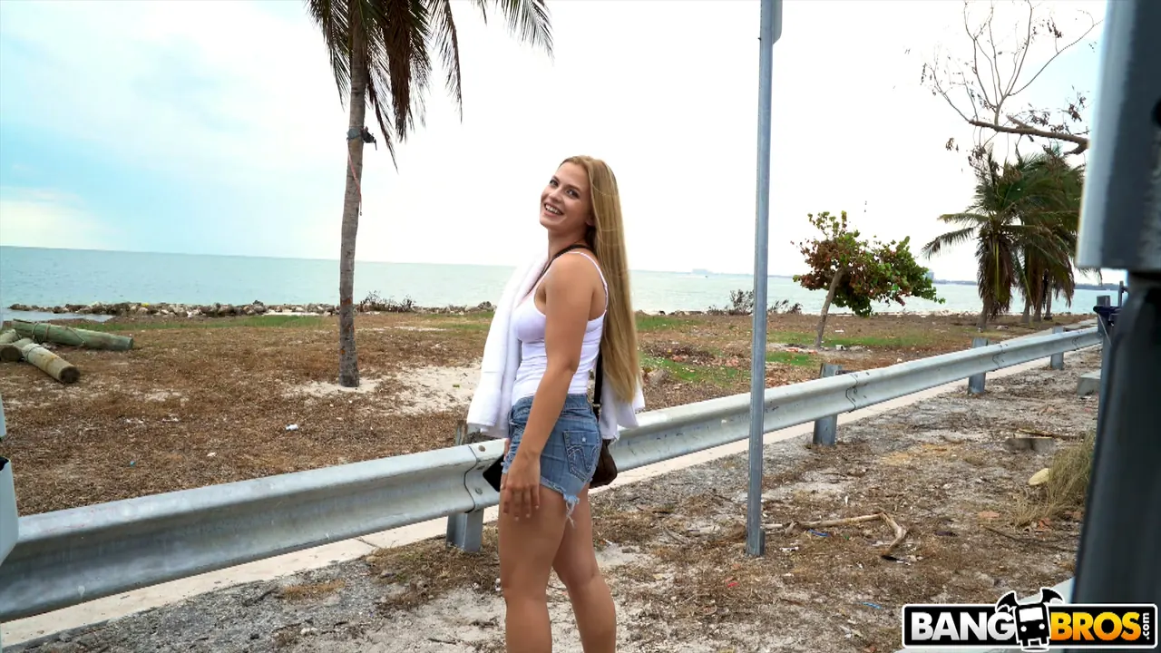 Sloan Harper en 'Rubia con tetas naturales se sube al autobús' from 'Bangbros' (foto 455) Bangbros 'Rubia con tetas naturales se sube al autobús' protagonizando Sloan Harper (foto 455)