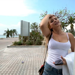 Sloan Harper en 'Bangbros' Rubia con tetas naturales se sube al autobús (Miniatura 715)