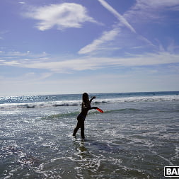 Sloan Harper en 'Bangbros' Día 2 de las vacaciones sexuales en la playa de Sloan Harper (Miniatura 72)
