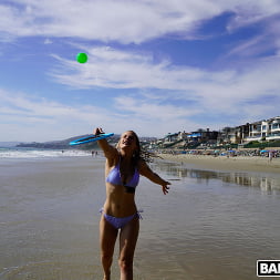 Sloan Harper en 'Bangbros' Día 2 de las vacaciones sexuales en la playa de Sloan Harper (Miniatura 81)
