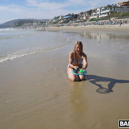 Sloan Harper en 'Bangbros' Día 2 de las vacaciones sexuales en la playa de Sloan Harper (Miniatura 108)