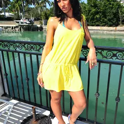 Sophia Diaz en 'Bangbros' Conejita morena sexy se deja follar (Miniatura 1)