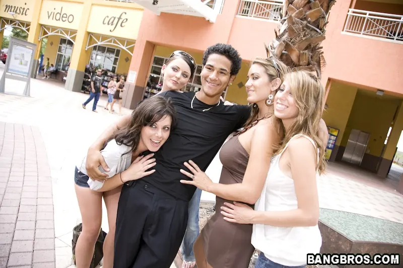 Bangbros 'Ratas del centro comercial' protagonizando Sophie Dee (foto 90)