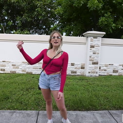 Stella Elle en 'Bangbros' El coño puede hacerte rico (Miniatura 740)