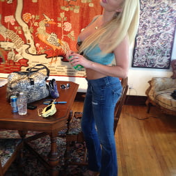 Summer Brielle en 'Bangbros' La rubia se llena de semen (Miniatura 1)