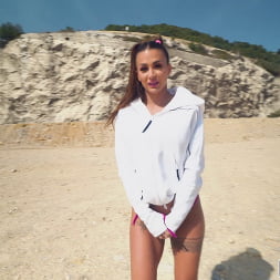 Susy Gala en 'Bangbros' Orgasmos en la playa (Miniatura 1)