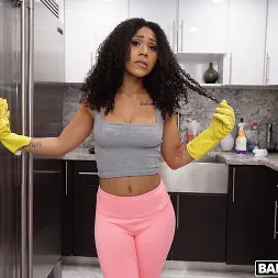 The Lovely Luna en 'Bangbros' La encantadora Luna limpia la polla más grande (Miniatura 180)