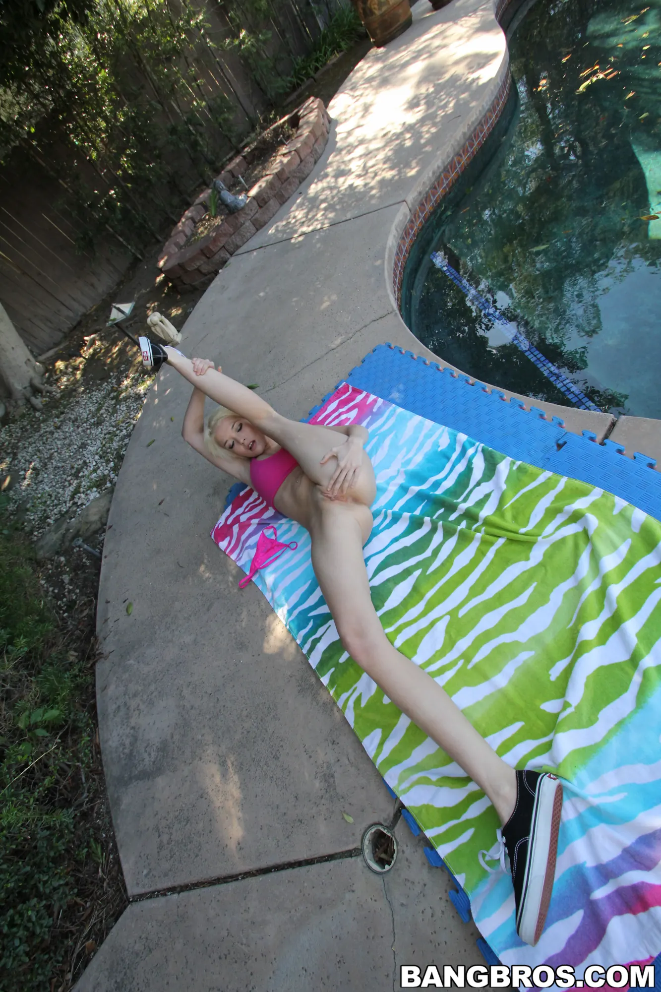 Tiffany D.Gore en 'Pequeña rubia flexible eyacula después de ser follada' from 'Bangbros' (foto 91) Bangbros 'Pequeña rubia flexible eyacula después de ser follada' protagonizando Tiffany D.Gore (foto 91)