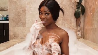 Tori Montana В 'Скачать Tori's Bathtub Fuck'