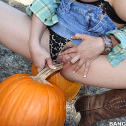 Tory Lane en 'Bangbros' Follando en el huerto de calabazas (Miniatura 36)