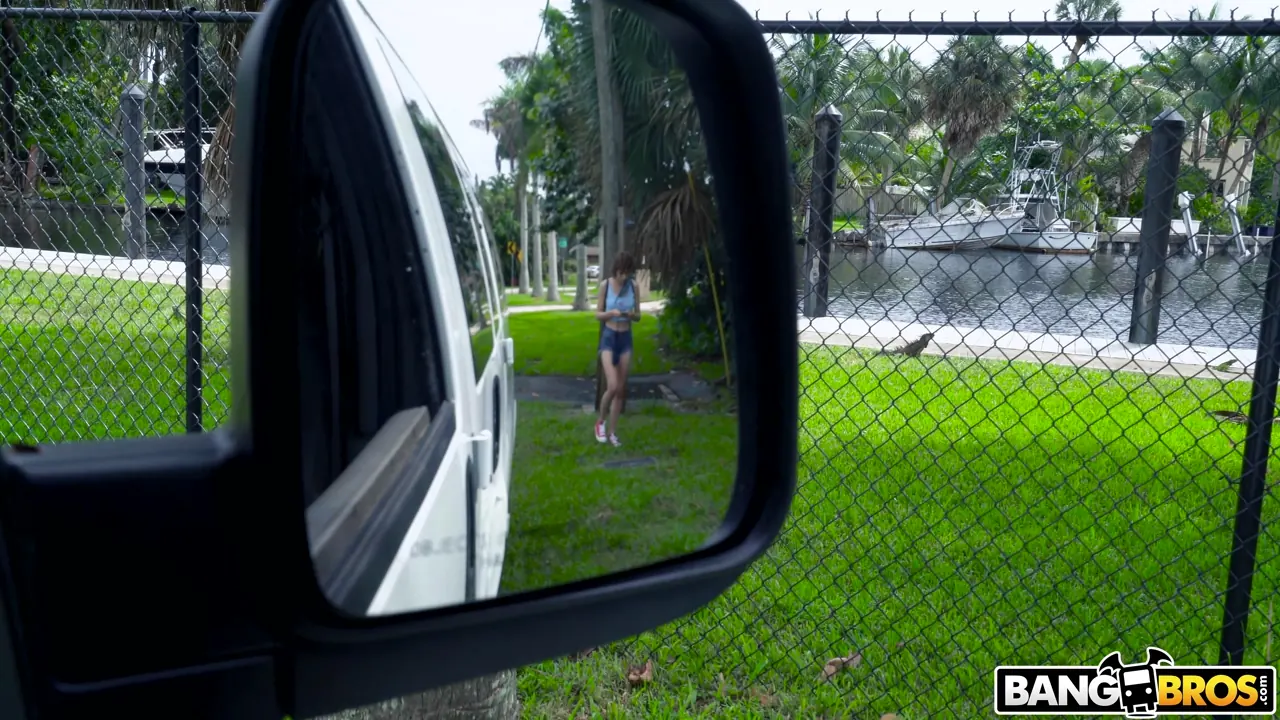 Bangbros 'Chica tímida folla en el autobús' protagonizando Tristan Summers (foto 1)