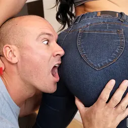 Valerie Kay en 'Bangbros' Dando una lección con un gran culo (Miniatura 387)