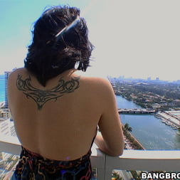 Vanessa James en Grandes y bonitas tetas naturales al aire libre en público (foto 1) Vanessa James en 'Bangbros' Grandes y bonitas tetas naturales al aire libre en público (Miniatura 1)
