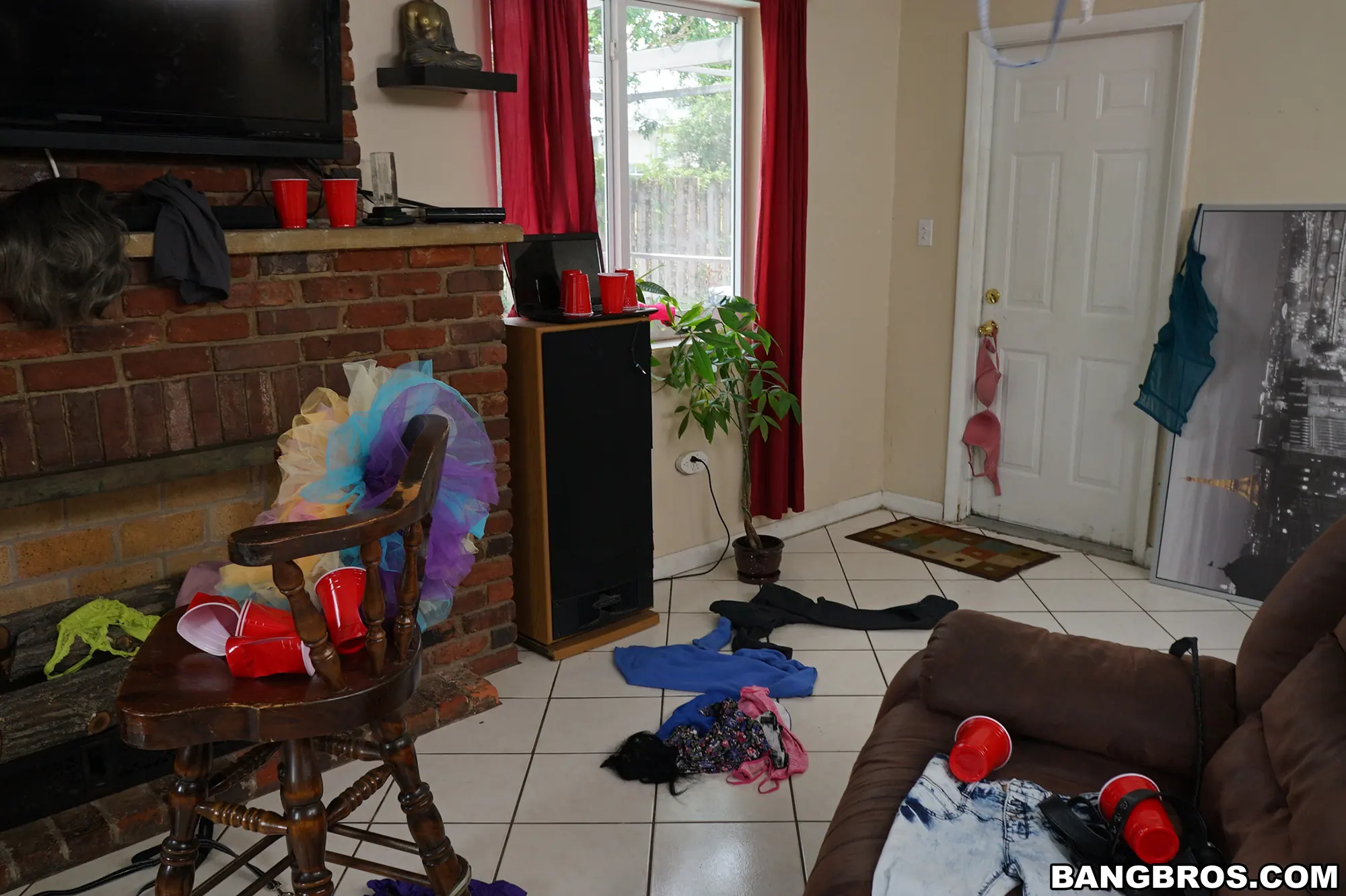 Bangbros 'Una criada sexy limpia después de una orgía' protagonizando Vienna Black (foto 1)