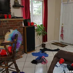 Vienna Black en 'Bangbros' Una criada sexy limpia después de una orgía (Miniatura 1)