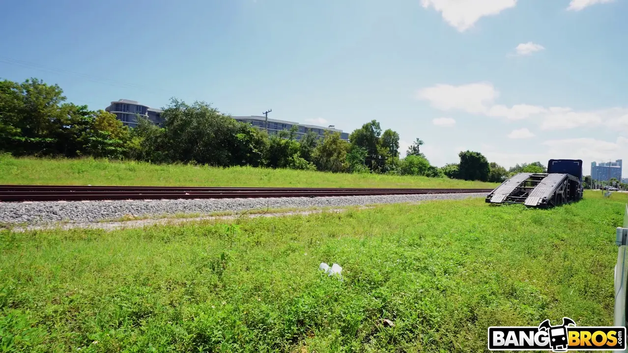 Bangbros 'Violeta tímida y sexy' protagonizando Violet Gems (foto 975)