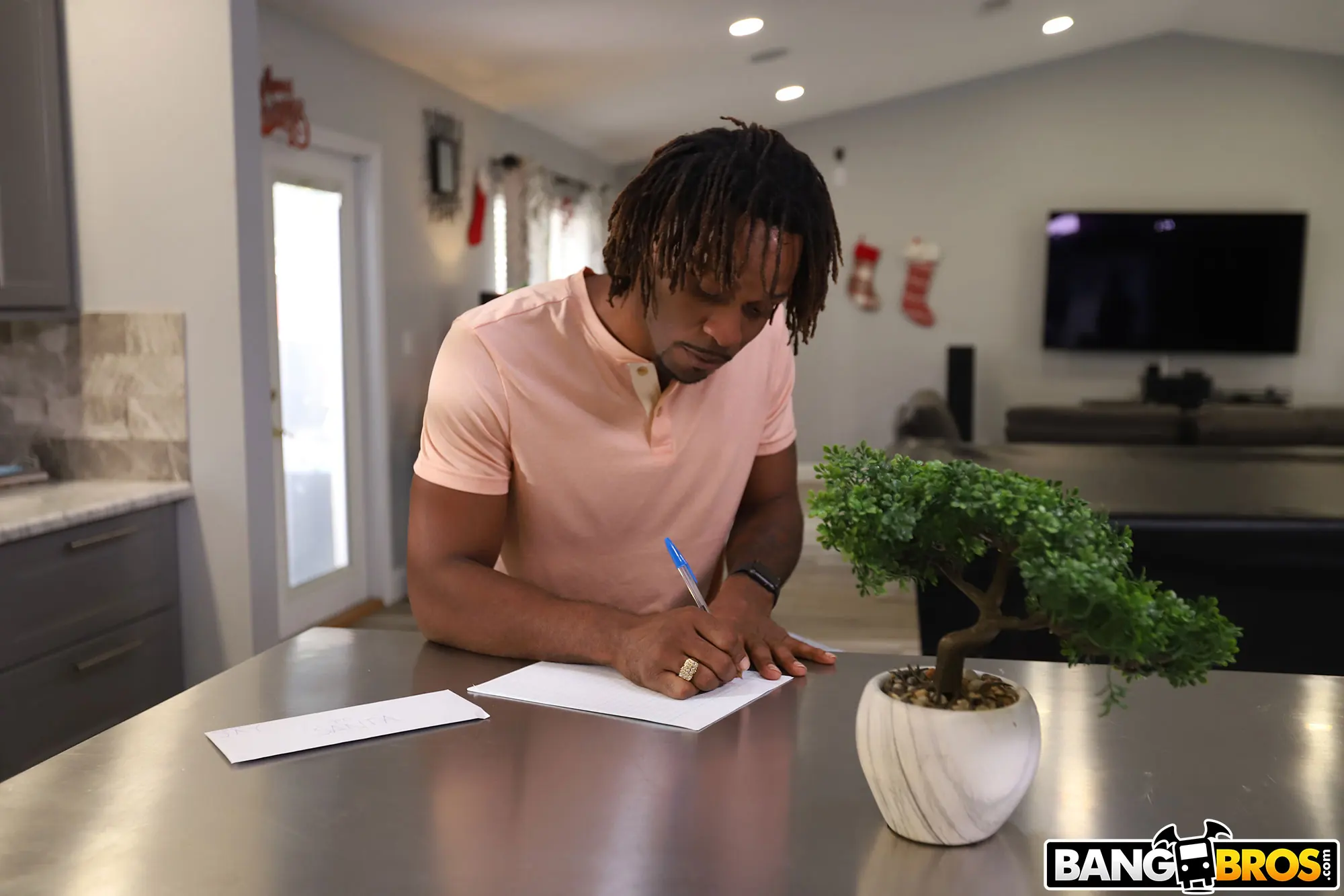 Zoey Sinn en 'Joder al ayudante de Papá Noel' from 'Bangbros' (foto 1) Bangbros 'Joder al ayudante de Papá Noel' protagonizando Zoey Sinn (foto 1)